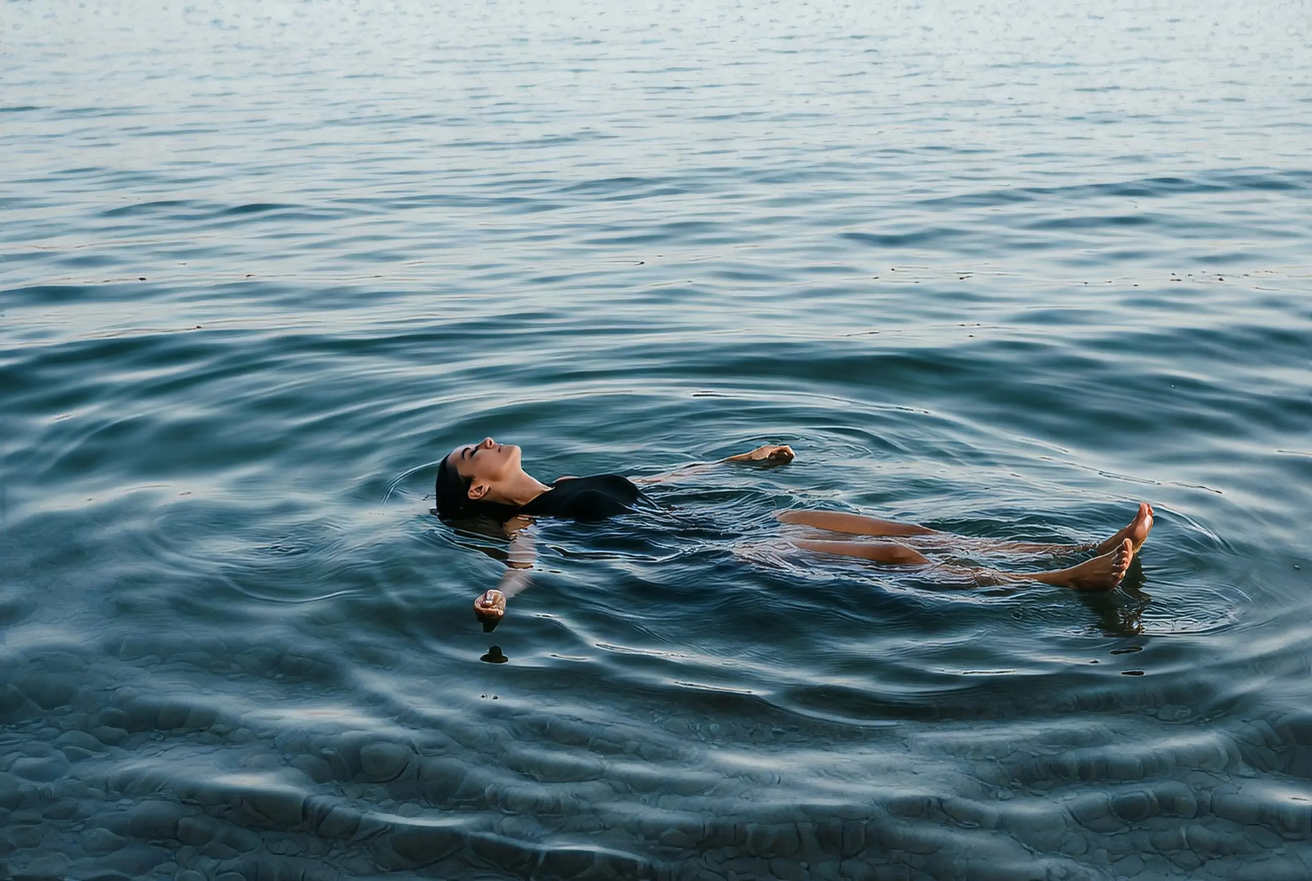 Personne flottant sur l'eau, détendu